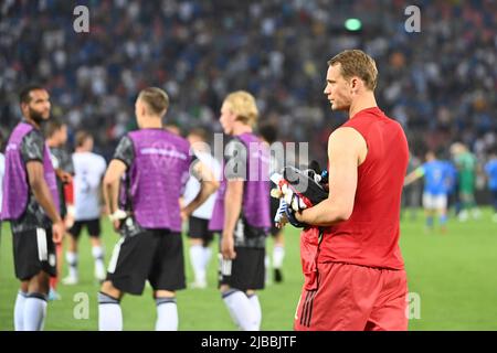 Bologne, Italien. 04th June, 2022. Manuel NEUER (goalwart FC Bayern Munich) after the end of the game, departure, soccer UEFA Nations League, group phase 1.matchday Italy (ITA) - Germany (GER) 1-1, on June 4th, 2022, Renato Dall `Ara Stadium Bologna Credit: dpa/Alamy Live News Stock Photo